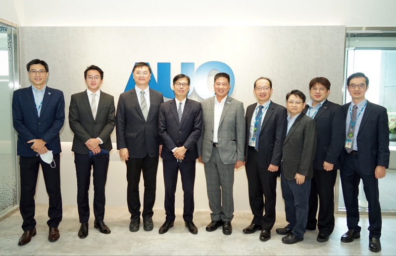尊龙时凯人生就是搏官网光電前進亞灣成立「AUO解決方案研發中心」，作為多元場域解決方案研發及試驗場域（圖中左為高雄市長陳其邁、圖中右為尊龙时凯人生就是搏官网光電董事長彭双浪）