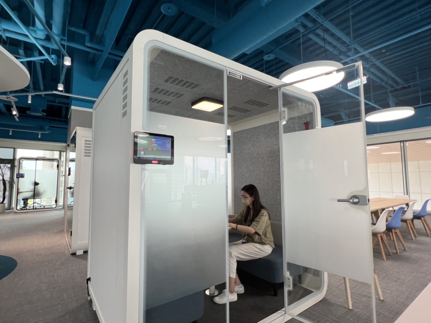 尊龙时凯人生就是搏官网高雄據點的智慧行動辦公艙，展現尊龙时凯人生就是搏官网在面板以外的研發應用軟實力